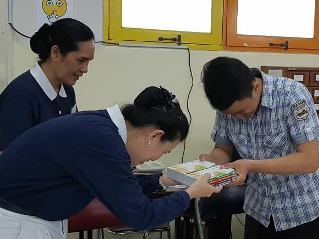 Penyaluran Paket Donasi Buku ke Sekolah Dharma Suci